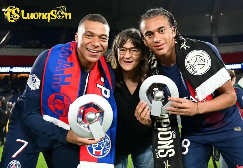 Ethan và Kylian từng sát cánh trong màu áo PSG