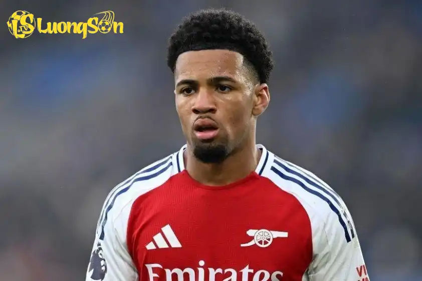 Nwaneri đang thua thiệt quá nhiều về các tình huống tranh chấp.