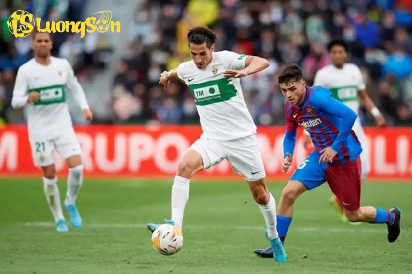 Elche gặp ngọn núi thật sự là Barca.