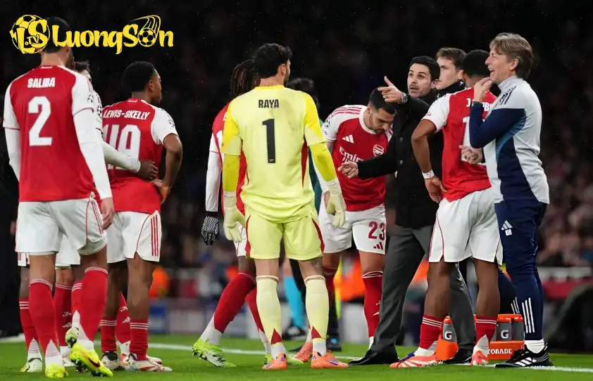Sau khi Barca nhận thất bại trước Chelsea thì Wayne Rooney dự đoán Arsenal sẽ lên ngôi vô địch Champions League