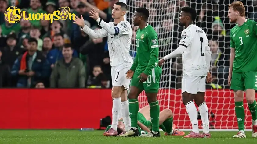 Ronaldo khiến đối thủ nằm sân